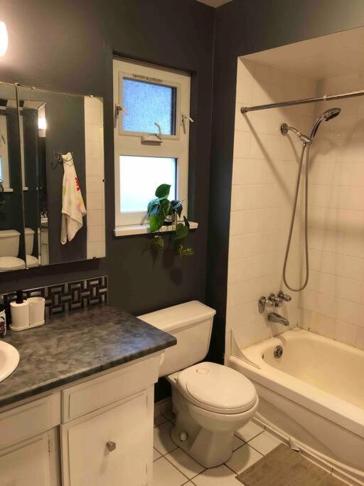 Private Room With Queen Bed In Richmond 202 מראה חיצוני תמונה